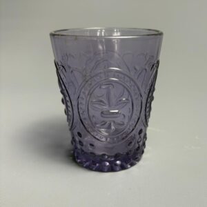 Svícen puprle glass fleur de lis